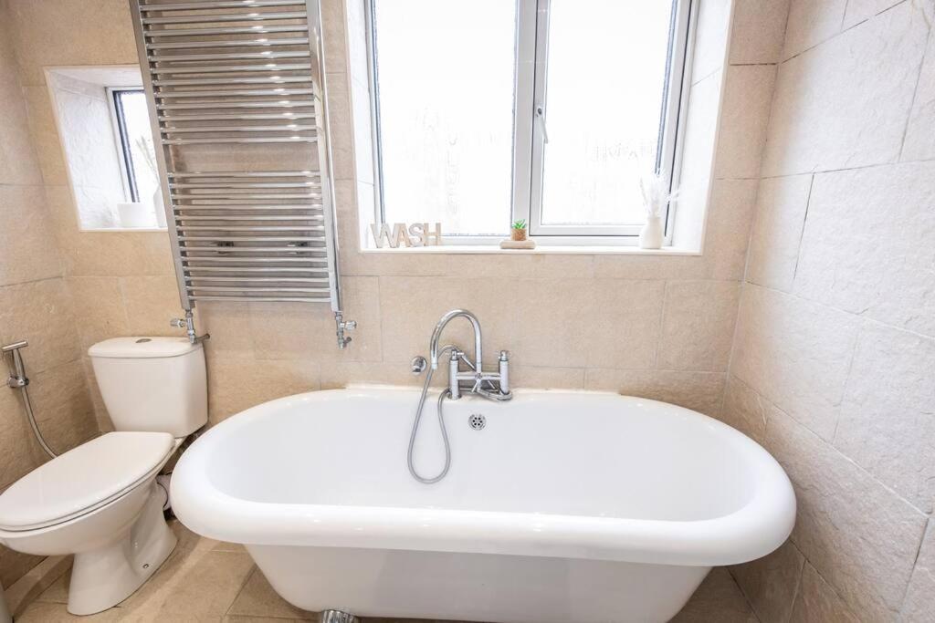 Windsor House 3 Bedrooms Sleeps 8 แมนเชสเตอร์ ภายนอก รูปภาพ