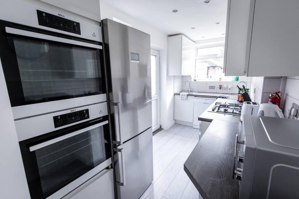 Windsor House 3 Bedrooms Sleeps 8 แมนเชสเตอร์ ภายนอก รูปภาพ