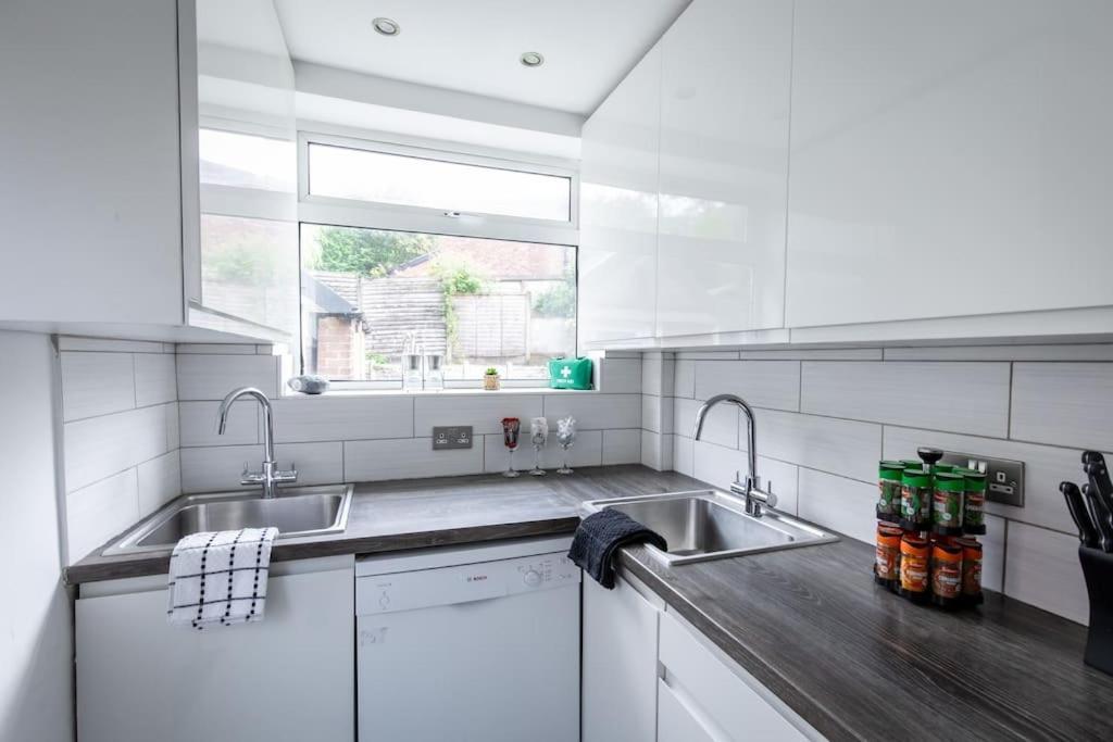 Windsor House 3 Bedrooms Sleeps 8 แมนเชสเตอร์ ภายนอก รูปภาพ