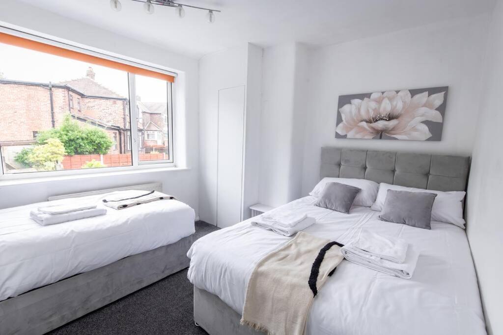 Windsor House 3 Bedrooms Sleeps 8 แมนเชสเตอร์ ภายนอก รูปภาพ
