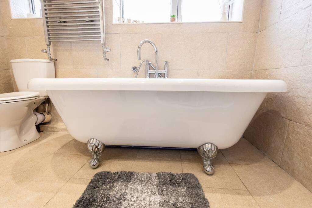 Windsor House 3 Bedrooms Sleeps 8 แมนเชสเตอร์ ภายนอก รูปภาพ